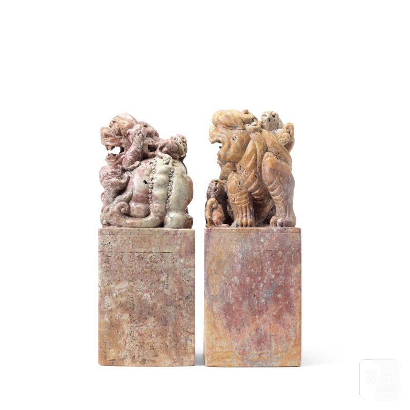民國 壽山石雕佛獅印鈕一對 | A PAIR OF VERY LARGE CARVED SOAPSTONE 'BUDDHIST LIONS' SEALS - 图14